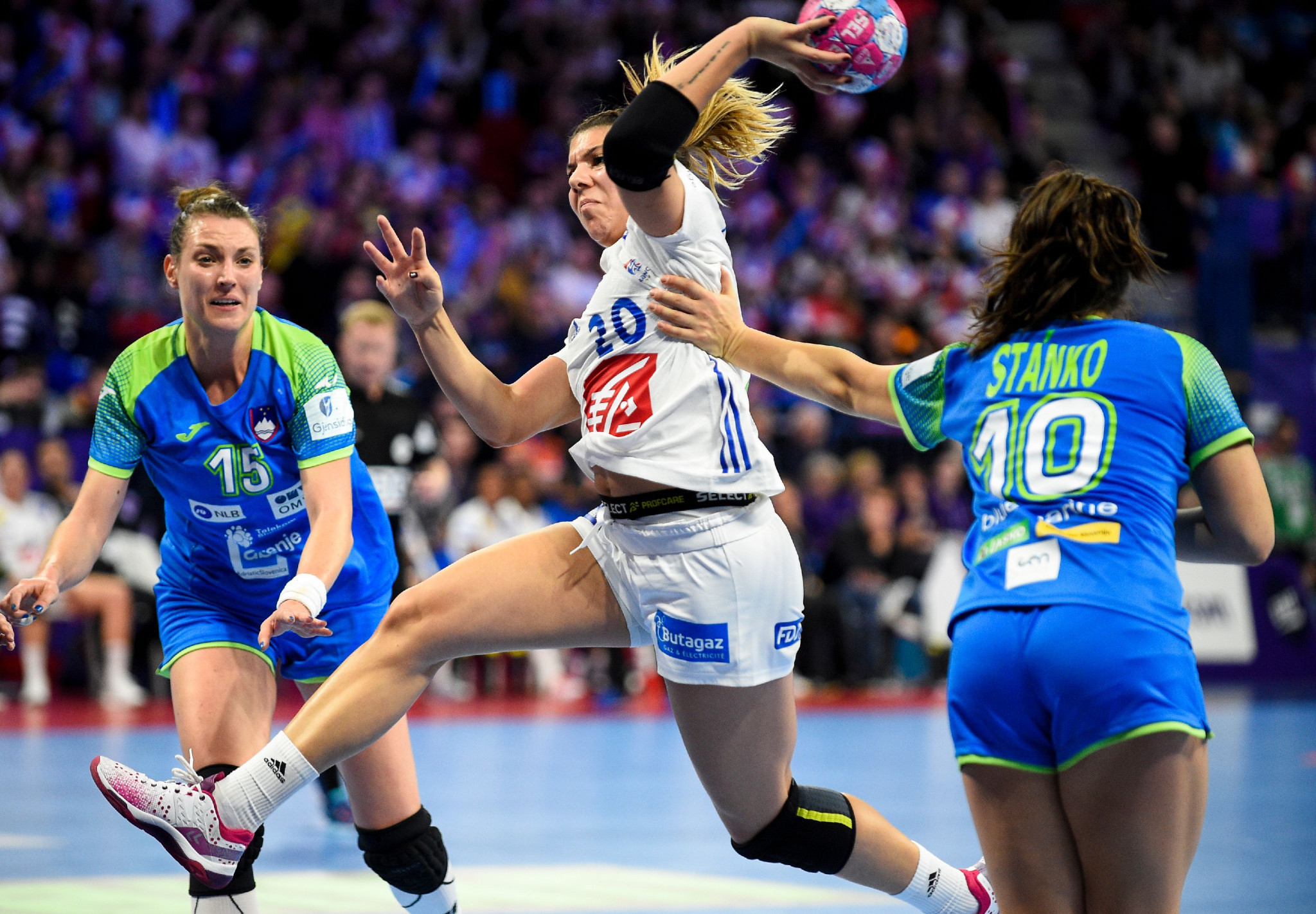 Hosts France get first win of European Women's Handball Championships